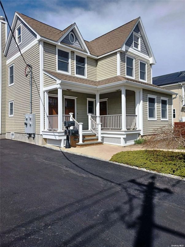 Exterior, Facade, Queen Anne Victorian