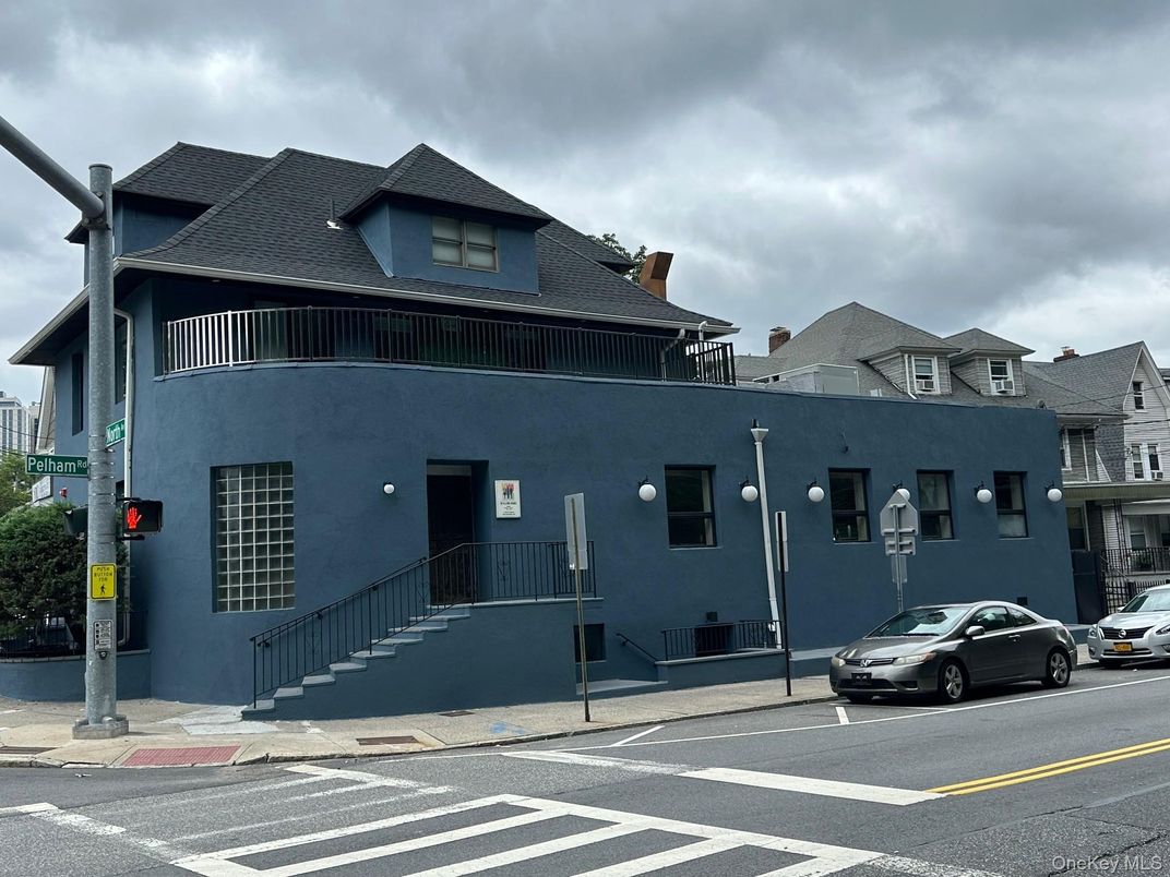 Exterior, Facade, Modern
