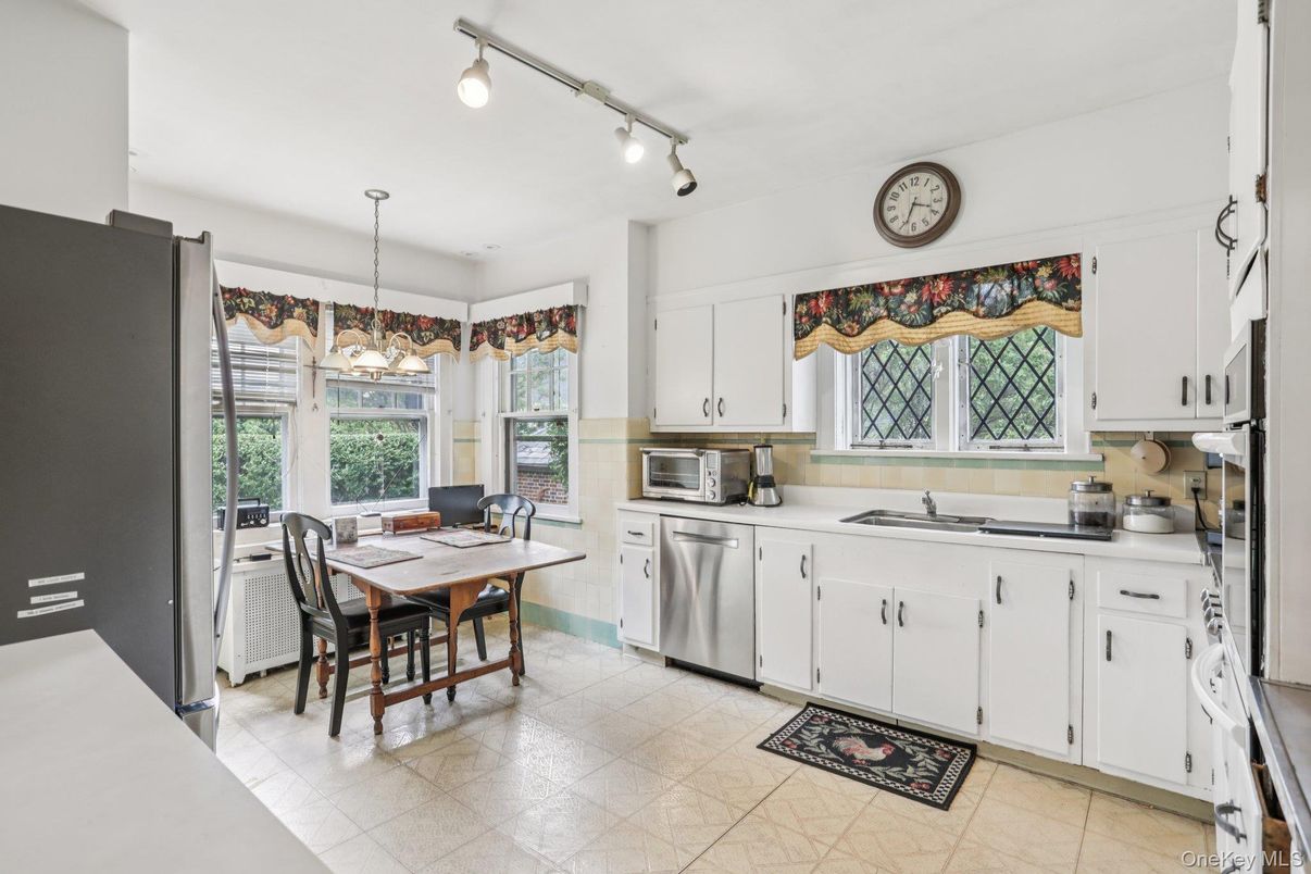 Dining room, Interior, Kitchen, Pendant Lights, Stainless Steel Appliances