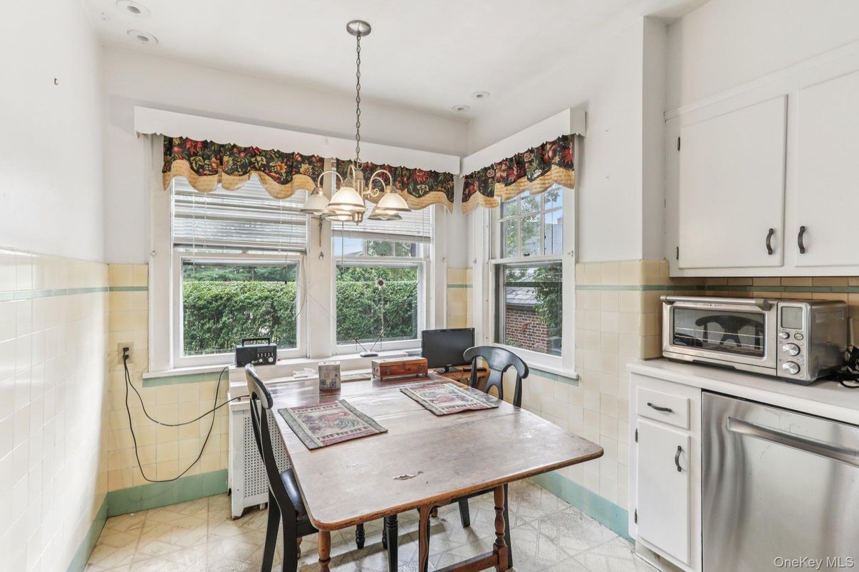 Chandelier, Dining room, Interior, Kitchen, Recessed Lighting, Stainless Steel Appliances