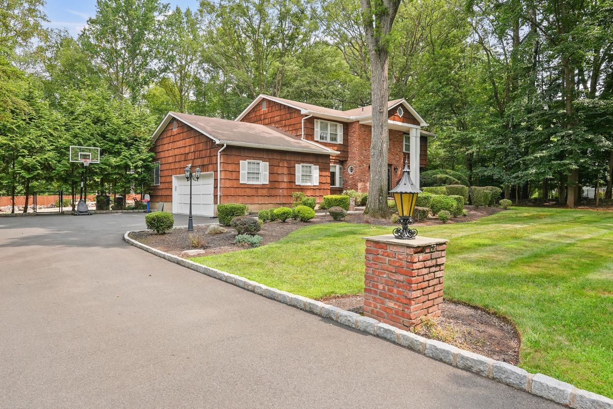 Attached, Exterior, Facade, Brick Facade, Split Level