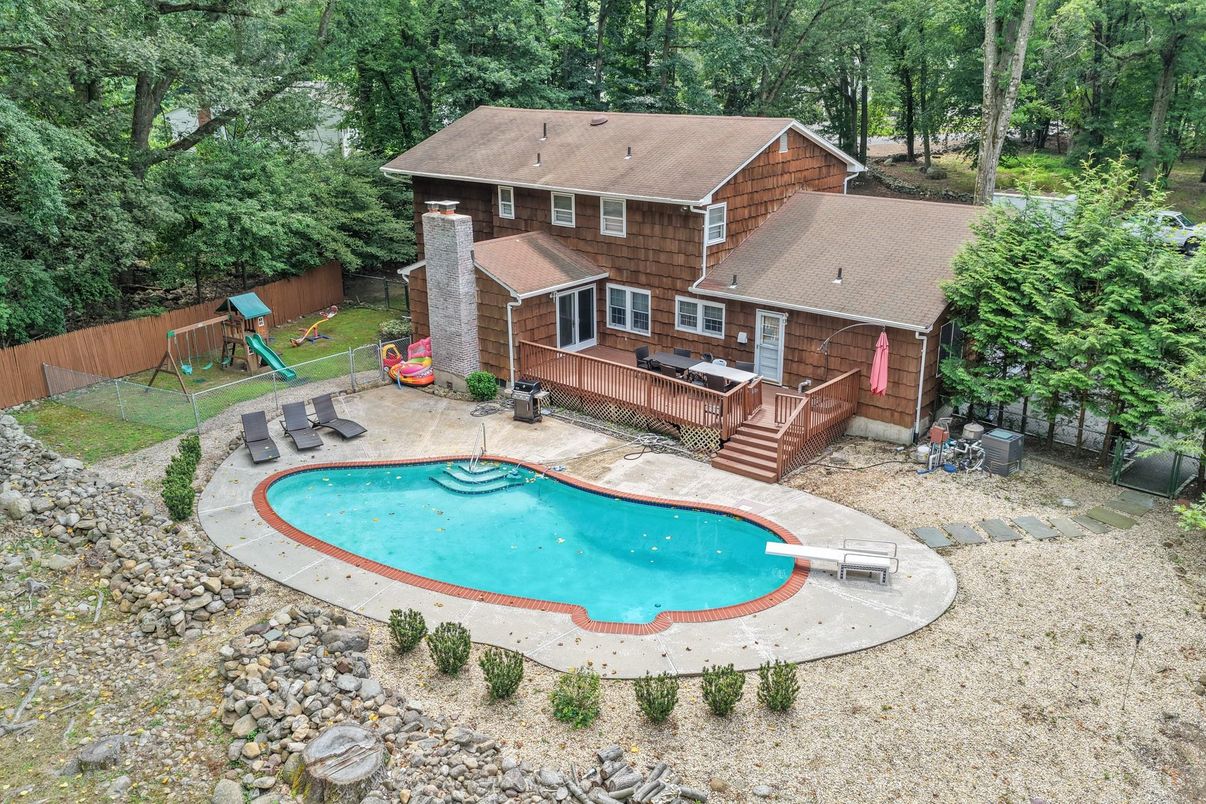 Exterior, Playground, Pool