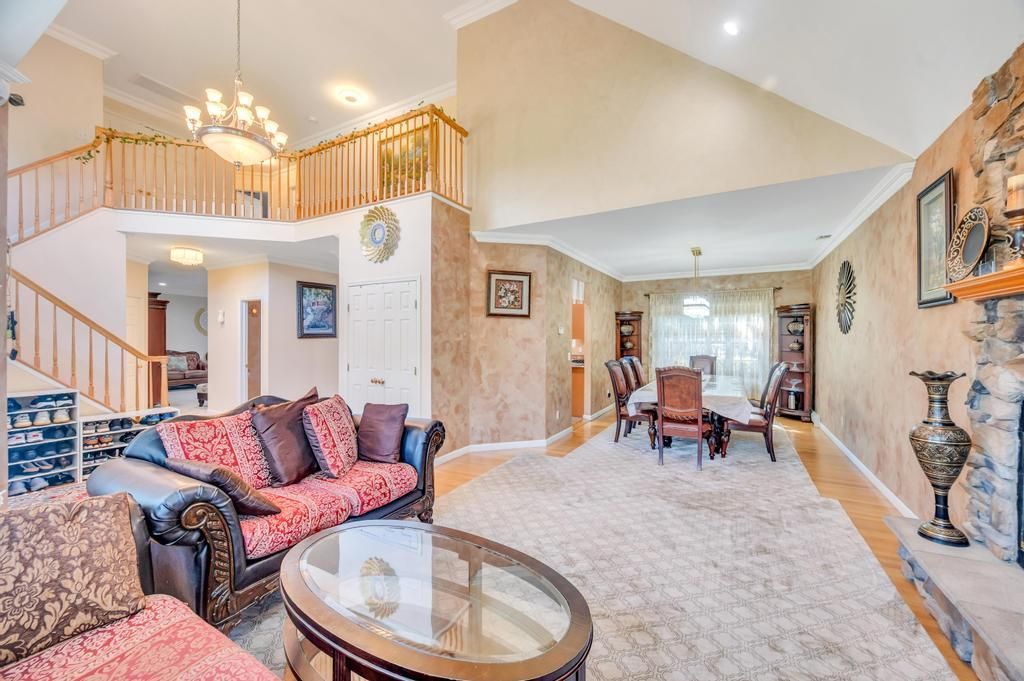 Chandelier, Dining room, Interior, Living room, Recessed Lighting, Wood Texture Flooring