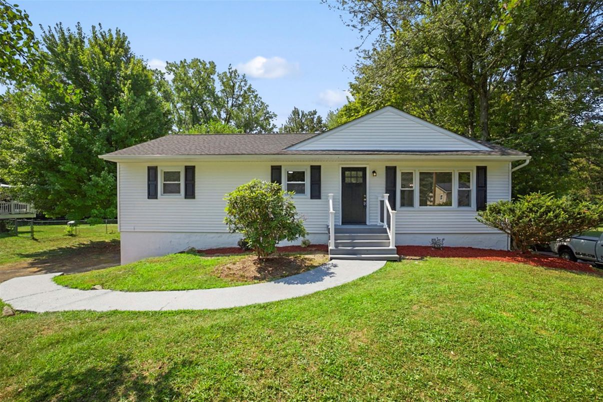 Backyard, Exterior, Facade, Ranch