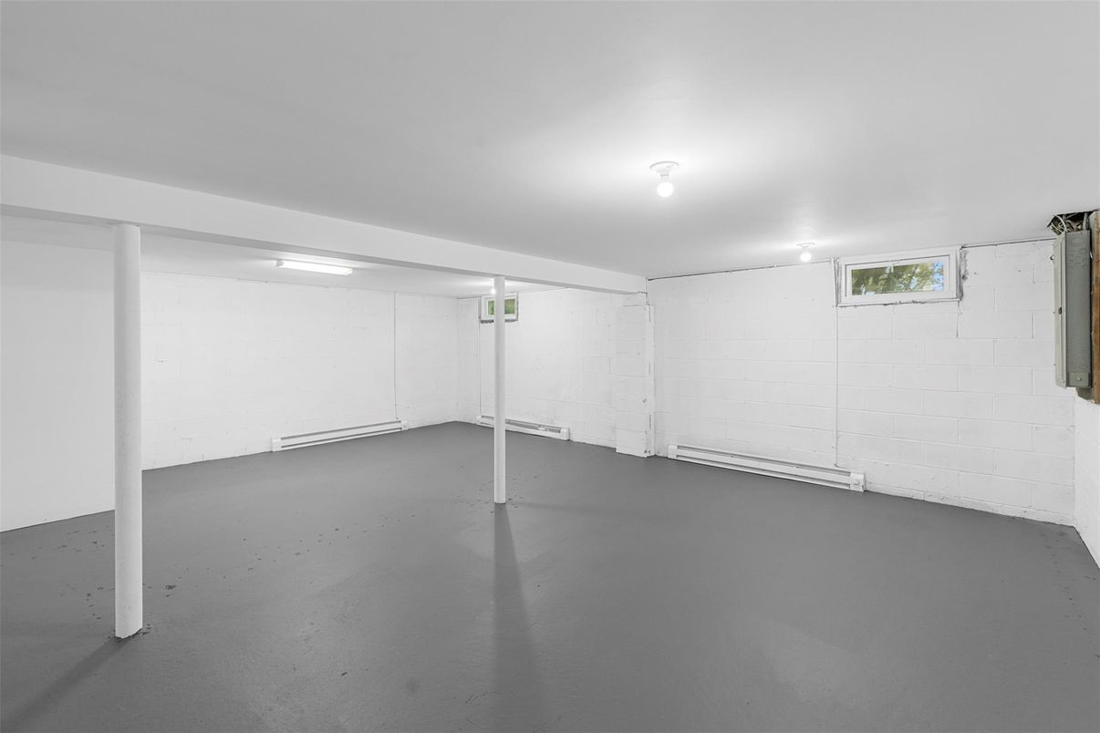 Empty room, Interior