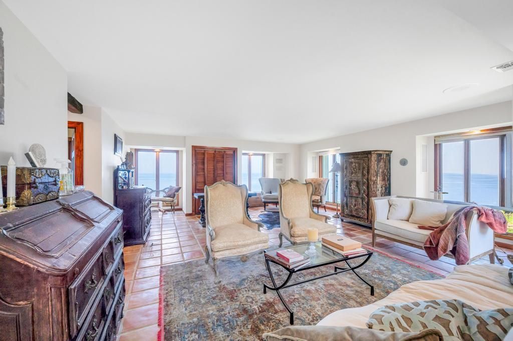 Interior, Living room, Water