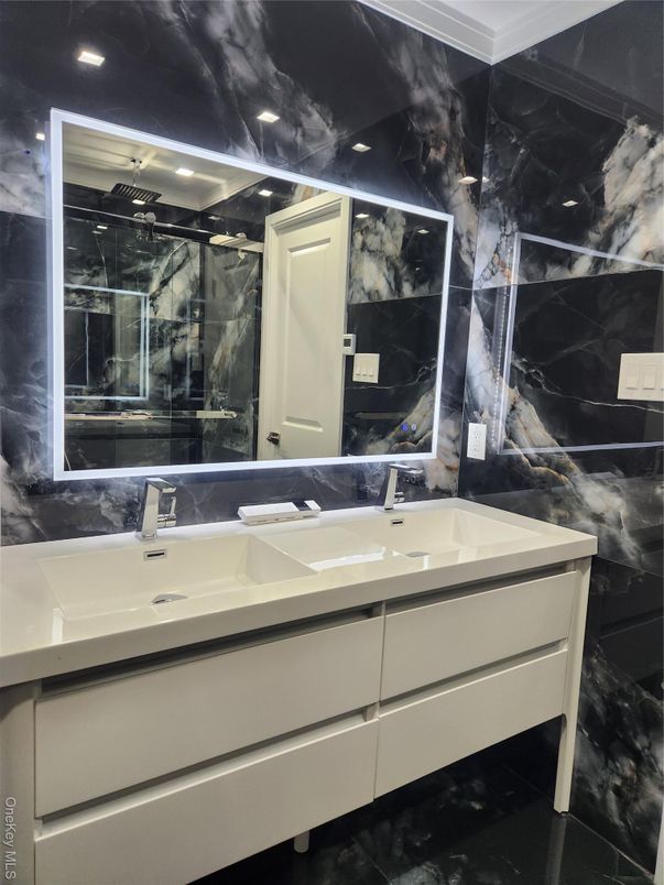 Bathroom, Interior, Marble, Marble Walls, Recessed Lighting