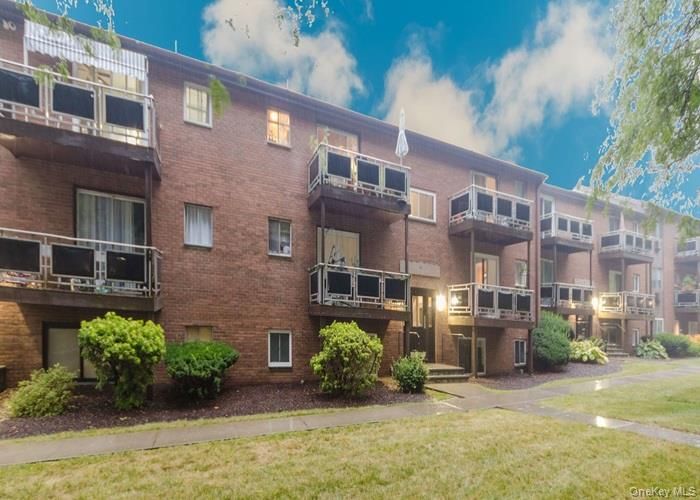 Exterior, Facade, Brick Facade, Rowhouse