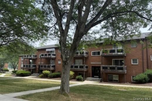 Backyard, Exterior, Facade, Brick Facade, Modern