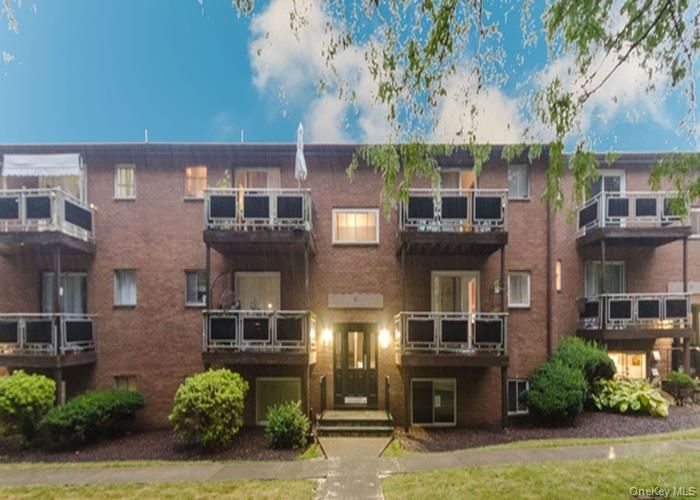Exterior, Facade, Brick Facade, Rowhouse