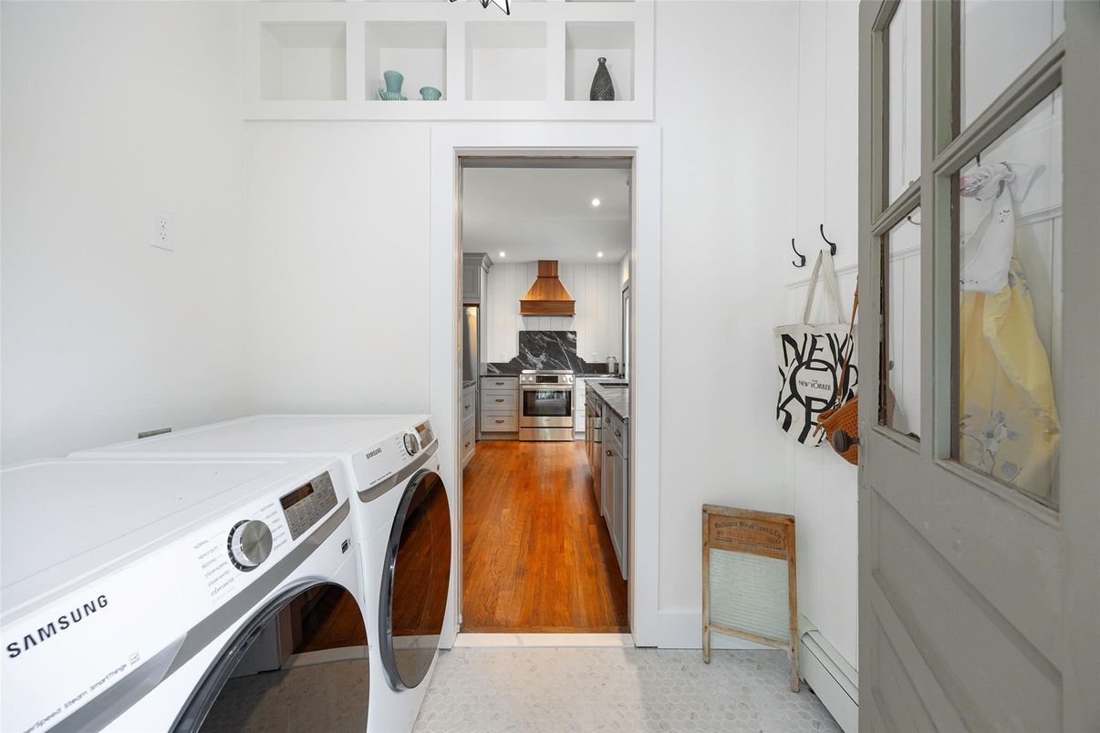 Interior, Recessed Lighting, Washer, Wood Texture Flooring