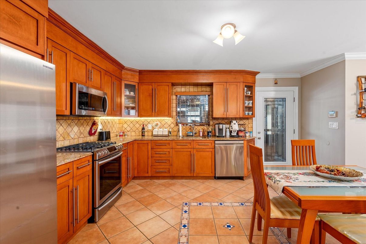 Dining room, Interior, Kitchen, Stainless Steel Appliances