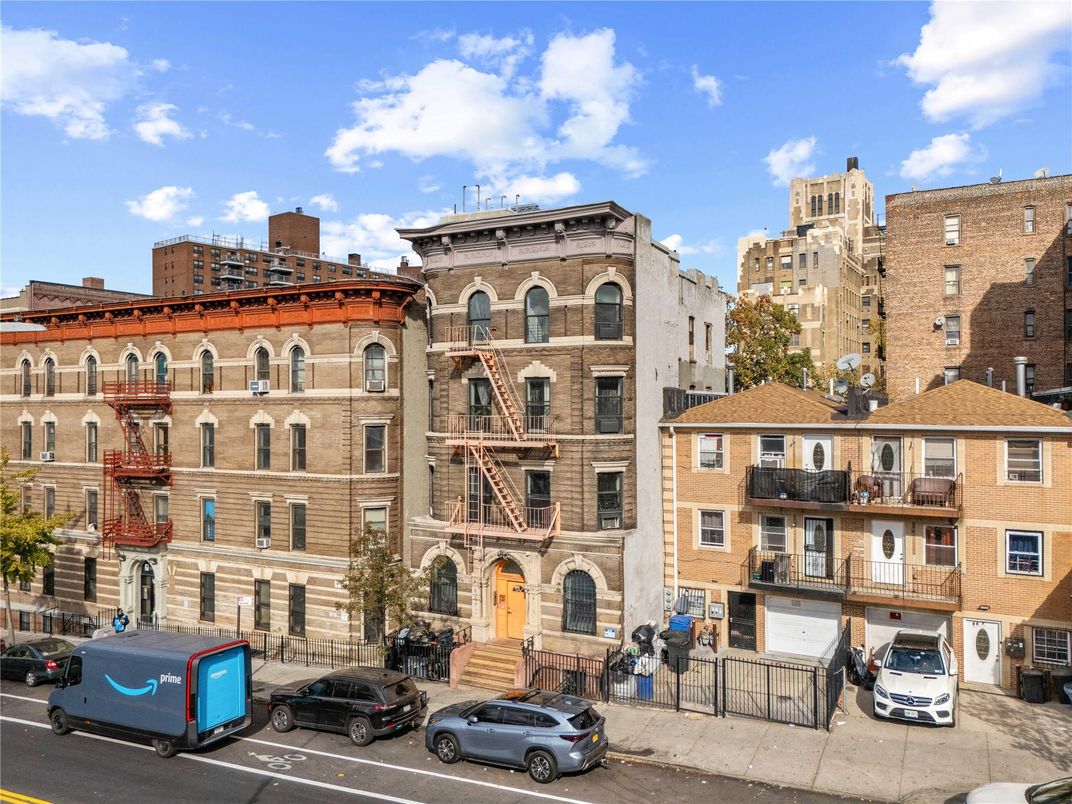 Exterior, Facade, Rowhouse