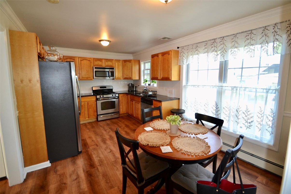 Dining room, Interior, Kitchen, Stainless Steel Appliances, Wood Texture Flooring