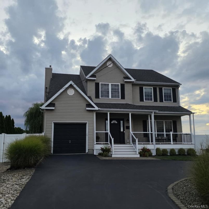 Attached, Exterior, Facade, American Craftsman