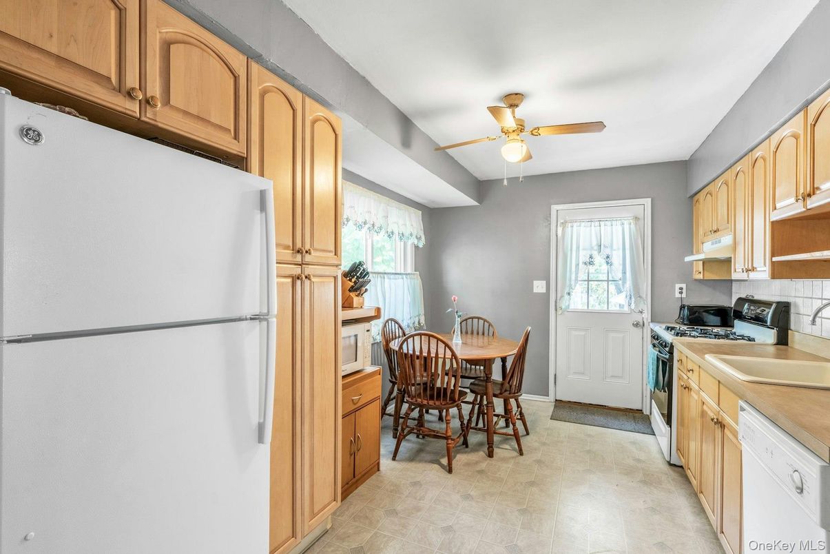 Chandelier, Dining room, Interior, Kitchen