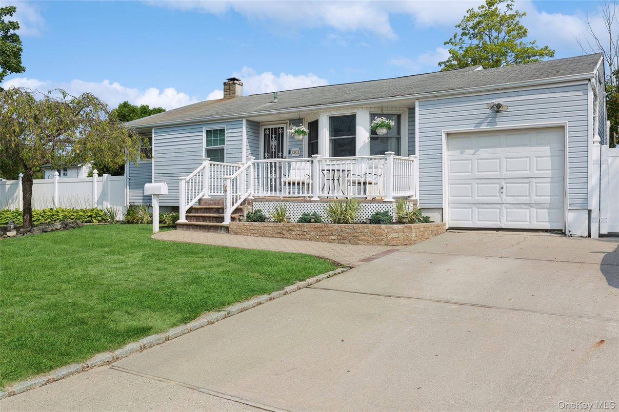 Attached, Exterior, Facade, Ranch