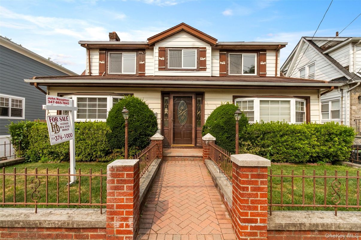 Exterior, Facade, American Foursquare