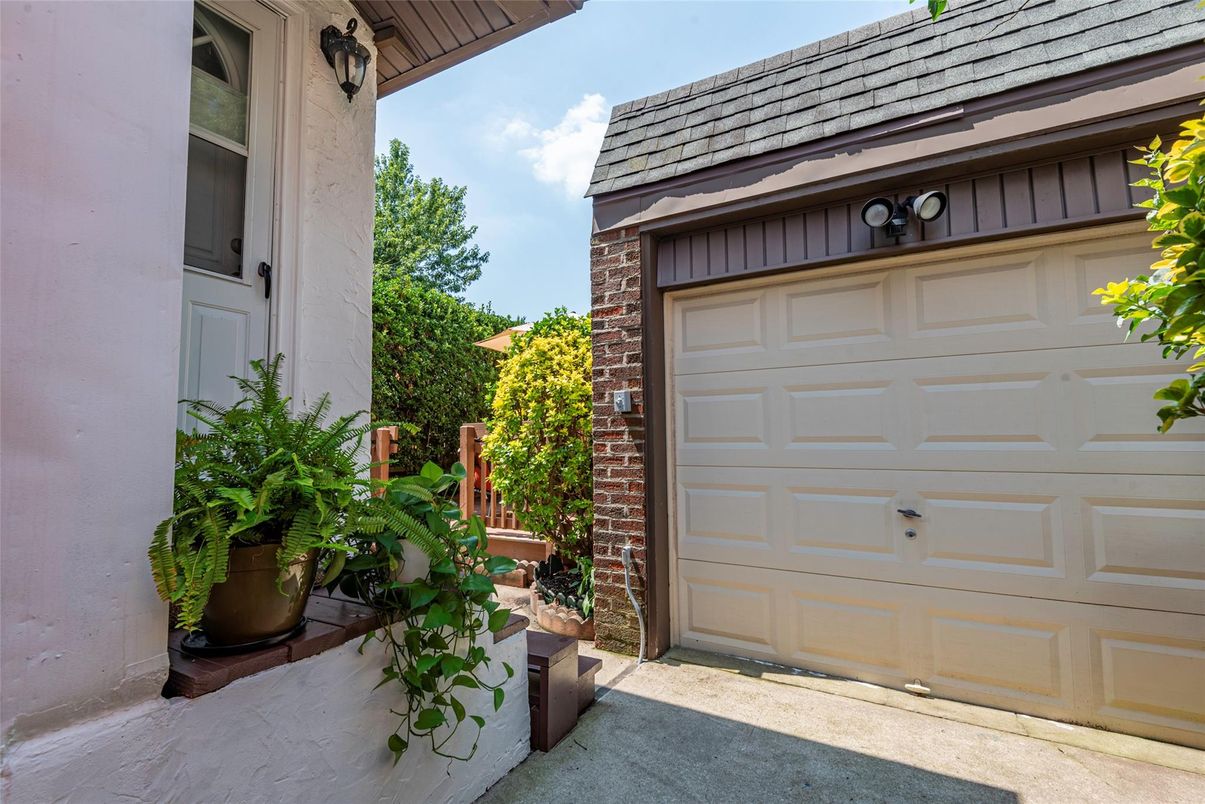 Detached Garage, Exterior