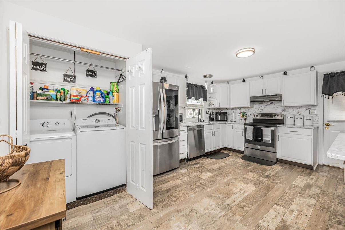Interior, Kitchen, Stainless Steel Appliances, Utility Closets, Washer, Wood Texture Flooring