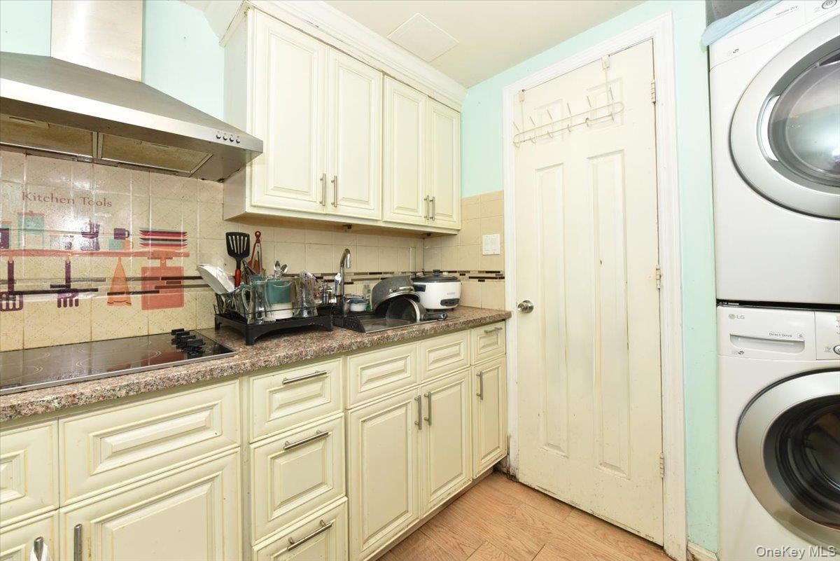 Interior, Kitchen, Washer, Wood Texture Flooring