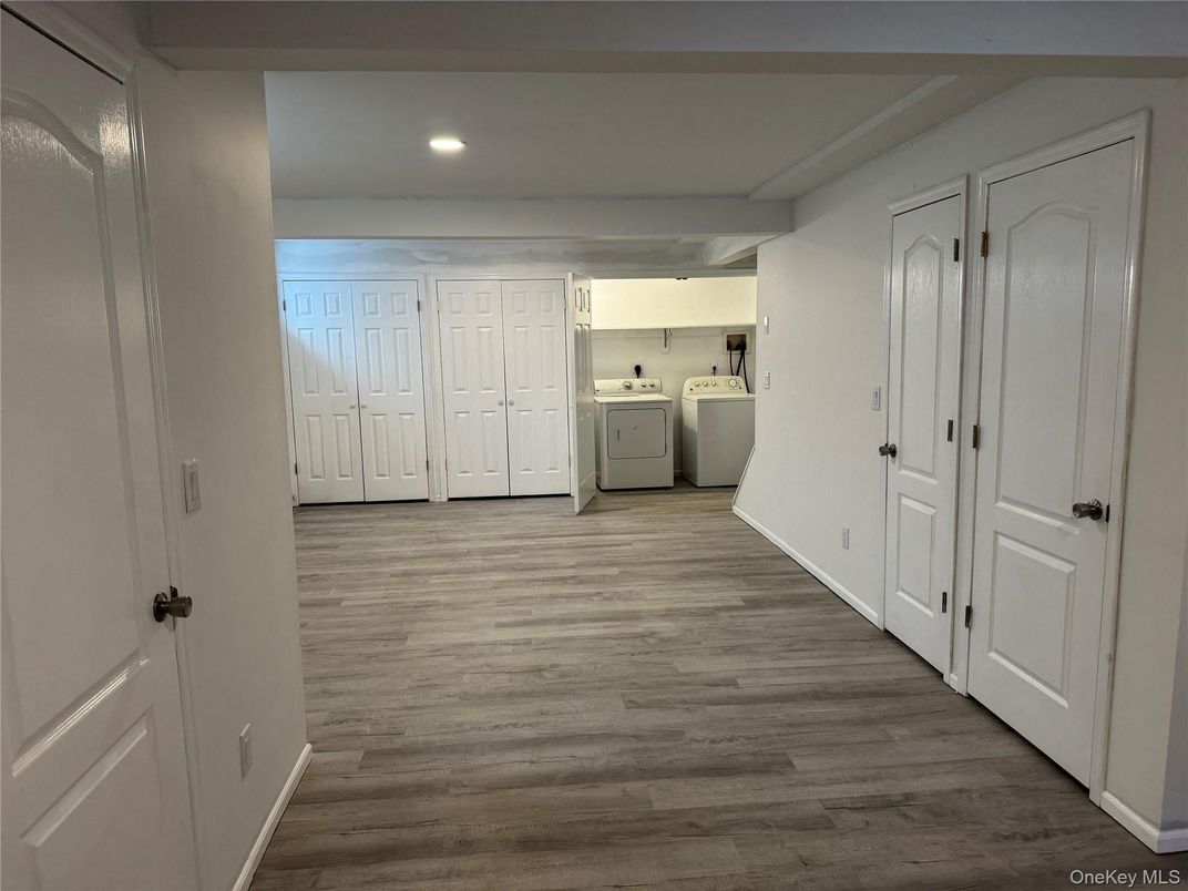 Interior, Recessed Lighting, Washer, Wood Texture Flooring