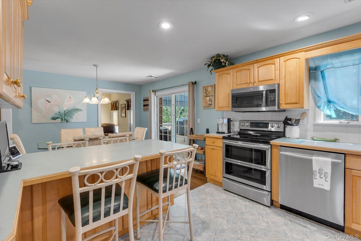 Dining room, Interior, Kitchen, Pendant Lights, Recessed Lighting, Stainless Steel Appliances
