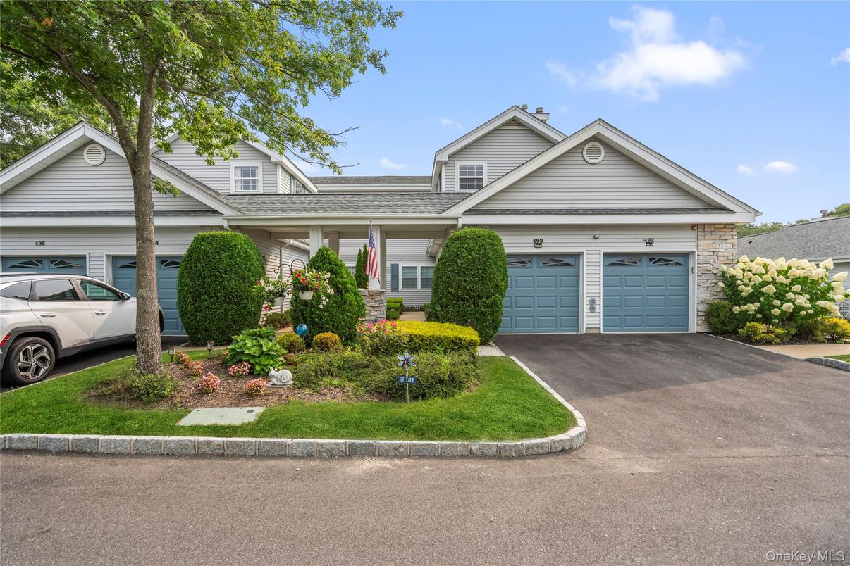 Attached, Exterior, Facade, American Craftsman