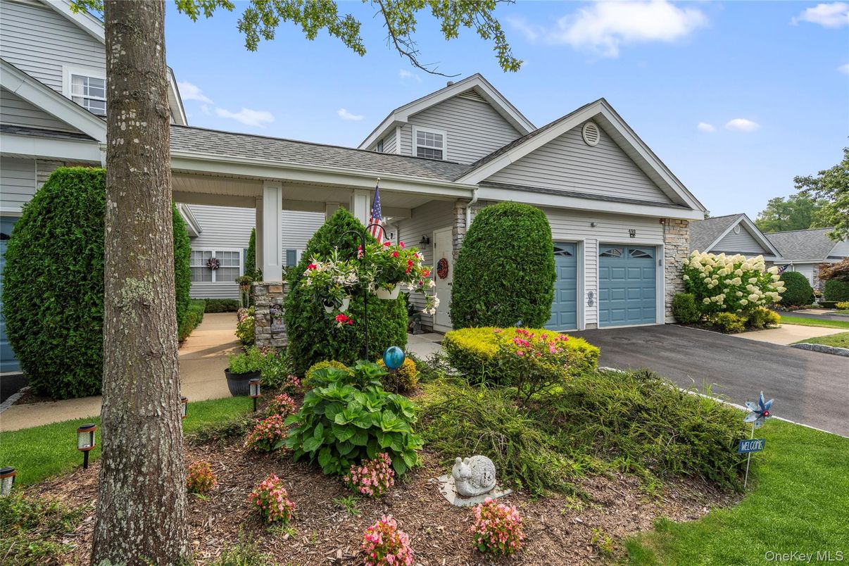 Attached, Exterior, Facade, American Craftsman
