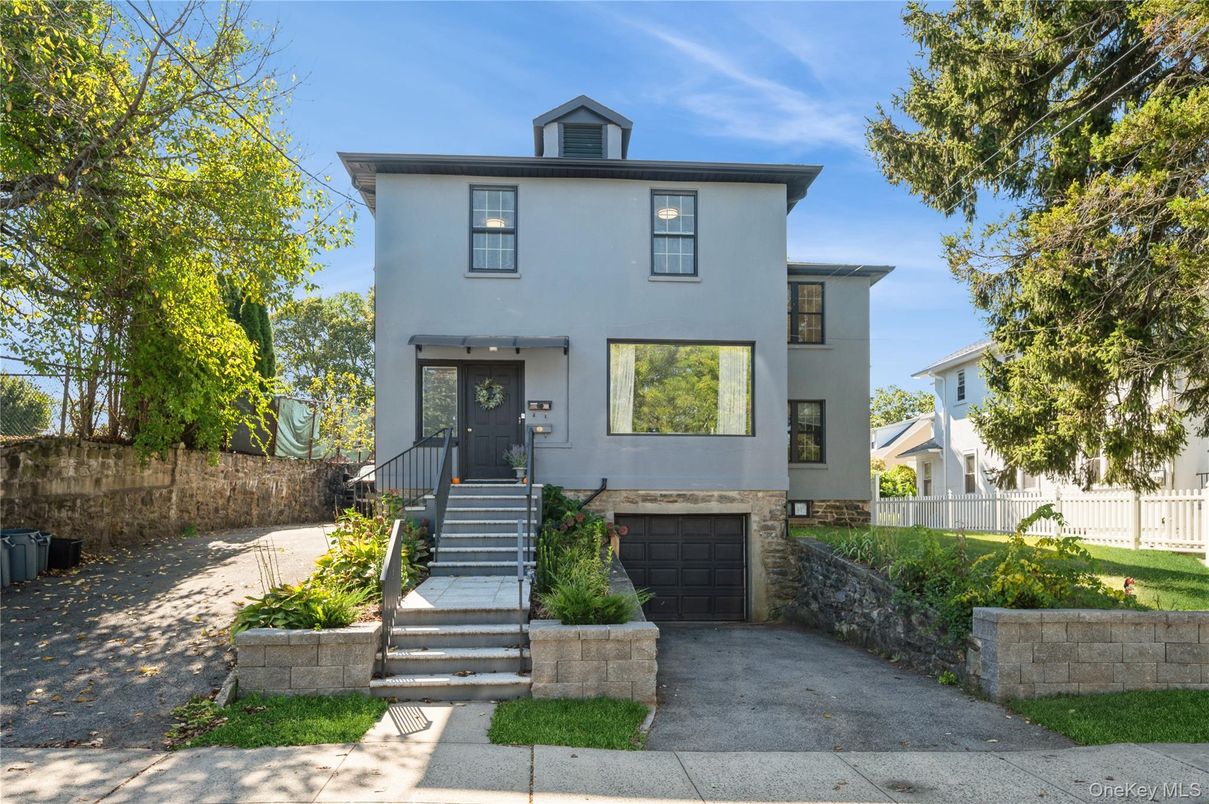 Attached, Exterior, Facade, American Foursquare