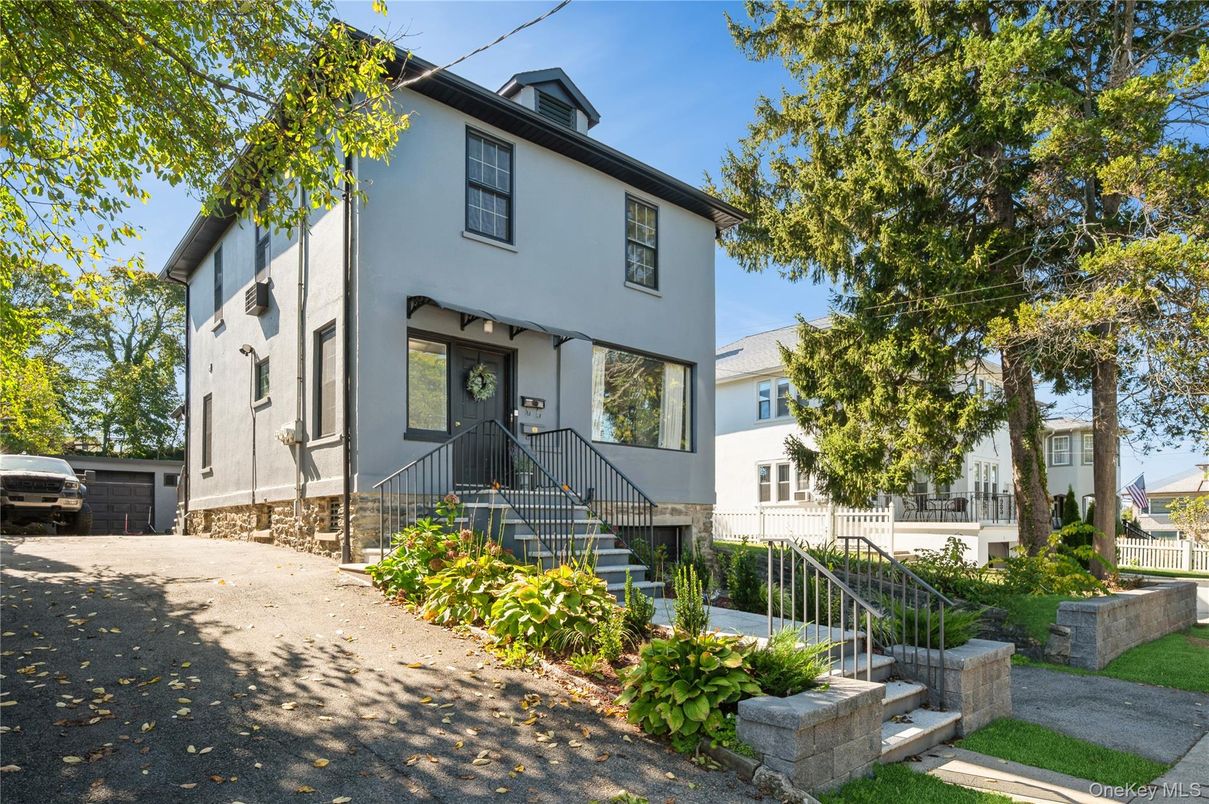 Exterior, Facade, American Foursquare