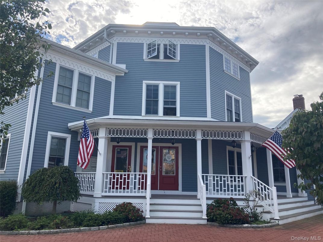 Exterior, Facade, Queen Anne Victorian