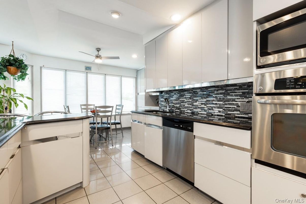 Dining room, Interior, Kitchen, Recessed Lighting, Stainless Steel Appliances