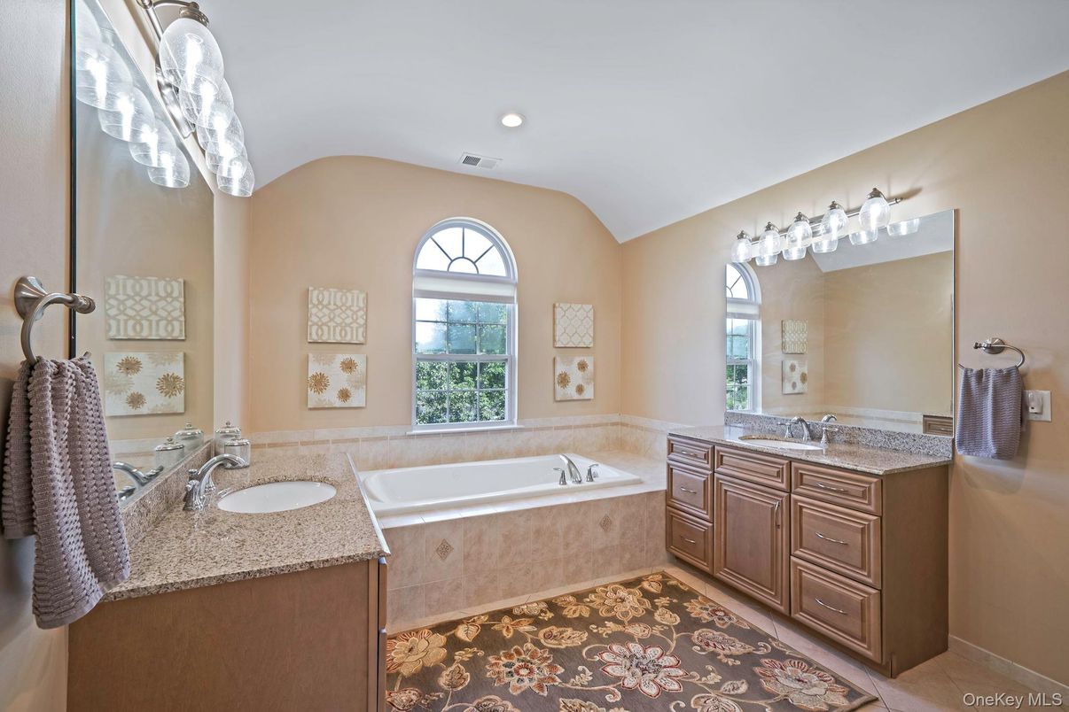 Bathroom, Dual Sink Vanities, Interior, Recessed Lighting