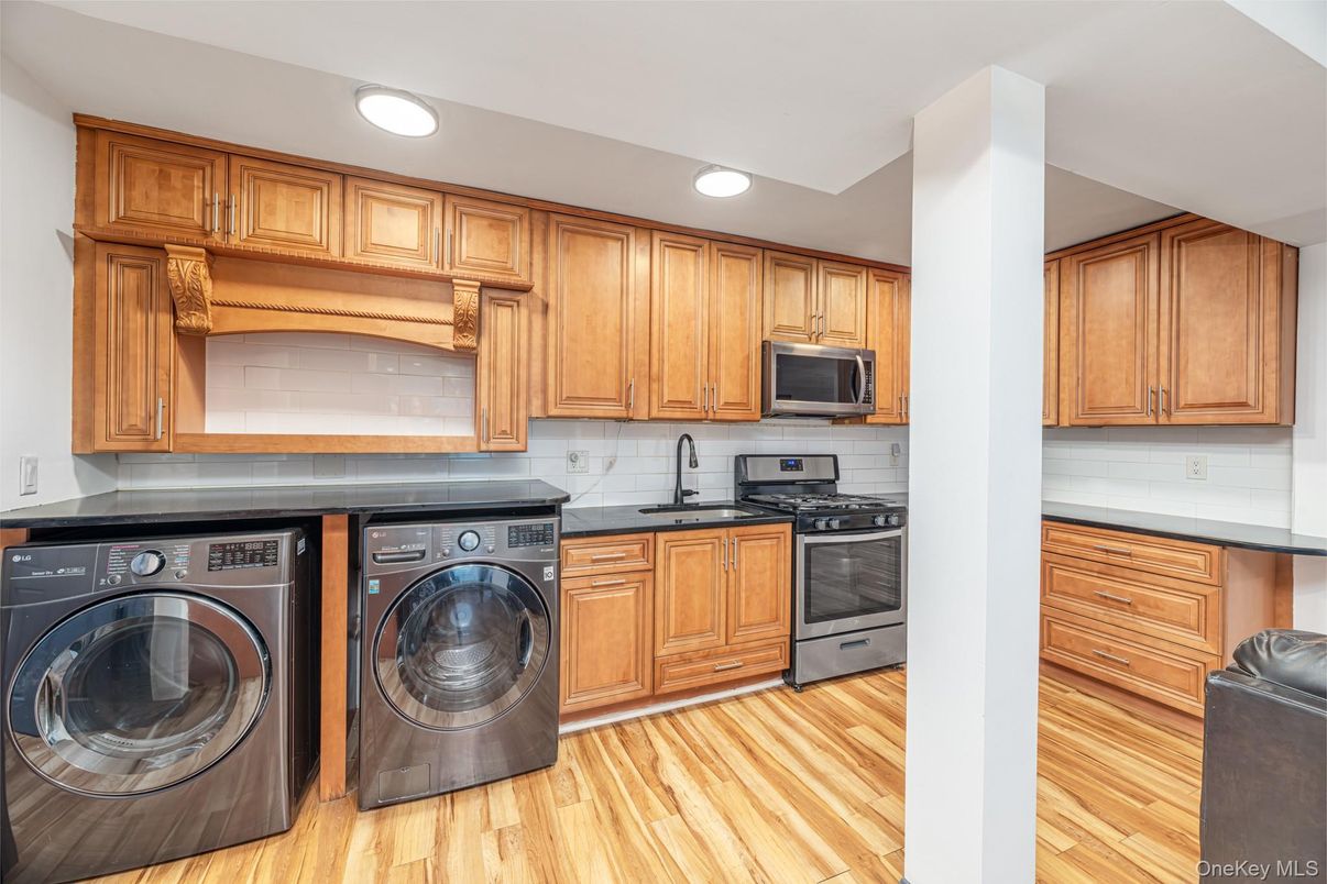 Interior, Recessed Lighting, Washer, Wood Texture Flooring