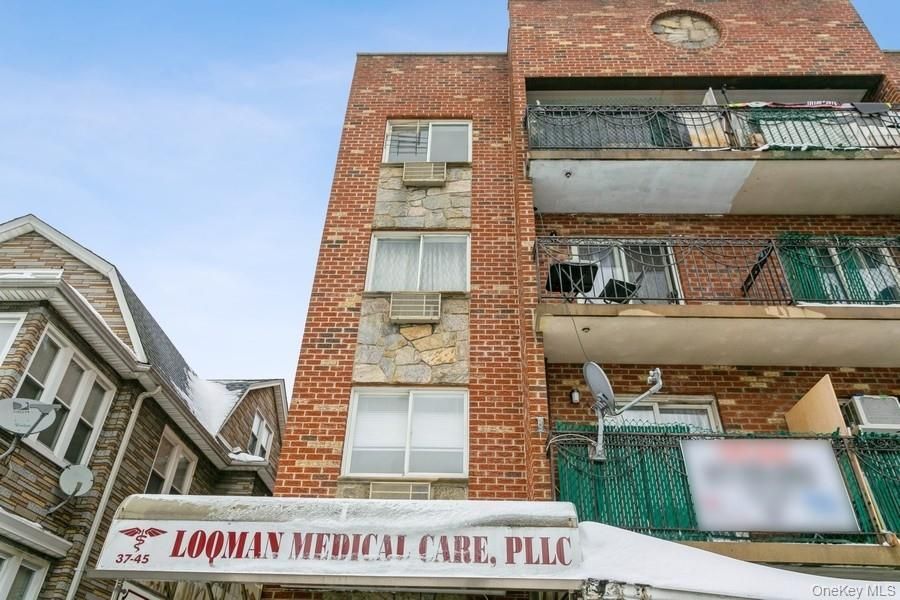 Exterior, Facade, Brick Facade, Rowhouse