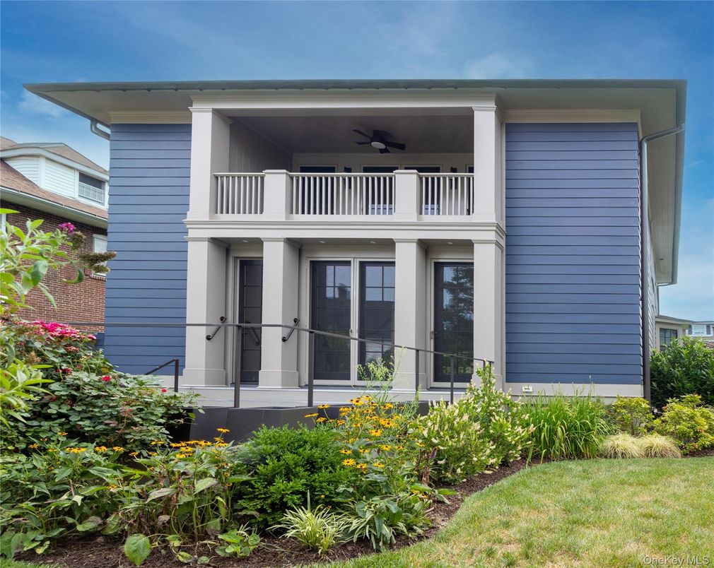 Exterior, Facade, Modern