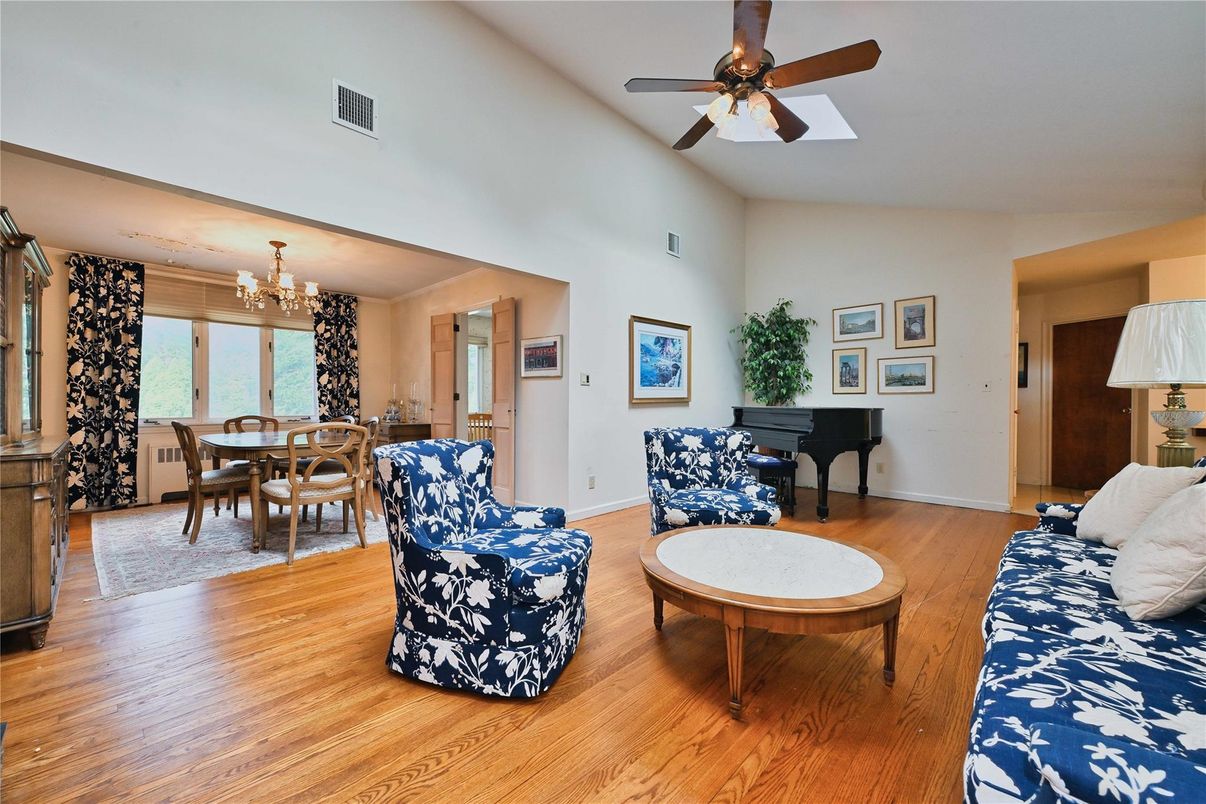 Chandelier, Dining room, Interior, Living room, Piano, Wood Texture Flooring