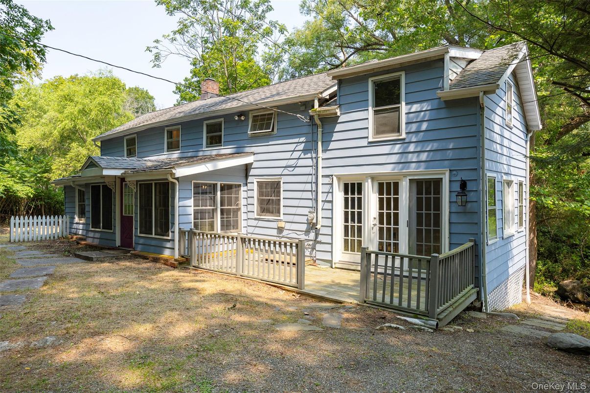 Exterior, Facade, Split Level