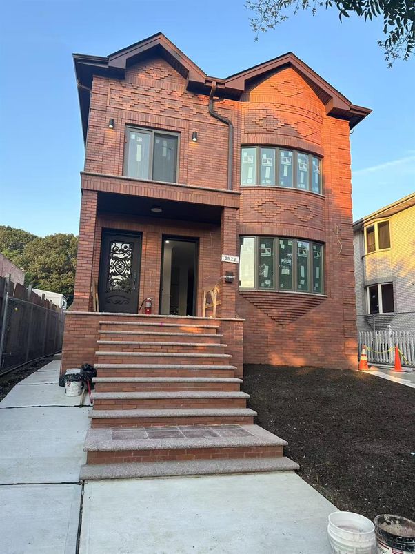 Exterior, Facade, Rowhouse
