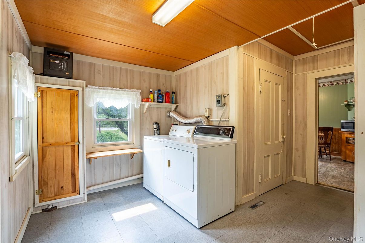 Interior, Washer, Wooden Ceilings, Wooden Walls