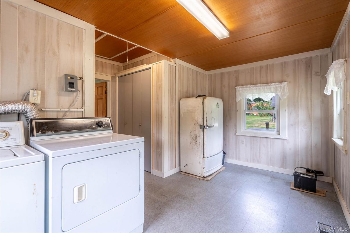 Interior, Washer, Wooden Ceilings, Wooden Walls