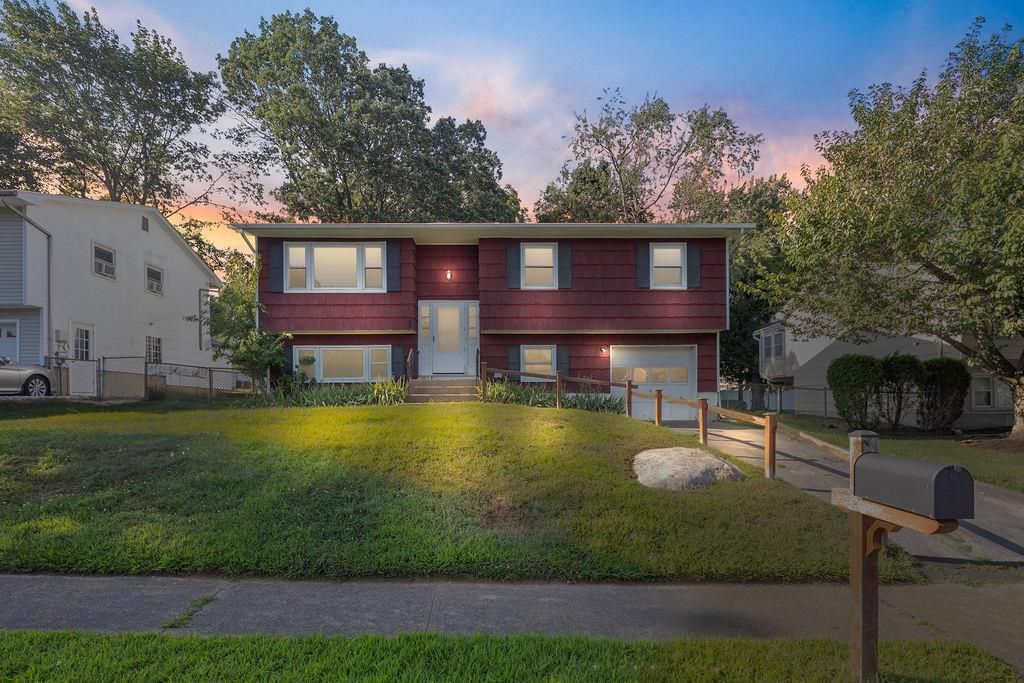 Backyard, Exterior, Facade, Raised Ranch