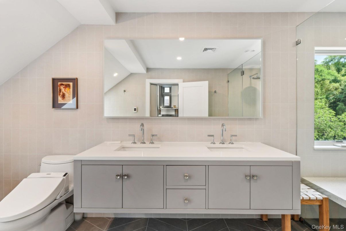 Bathroom, Dual Sink Vanities, Interior, Recessed Lighting