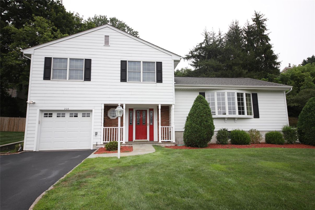 Attached, Exterior, Facade, Split Level