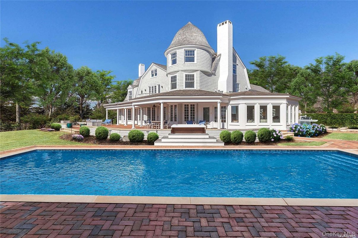Exterior, Facade, Pool, Queen Anne Victorian