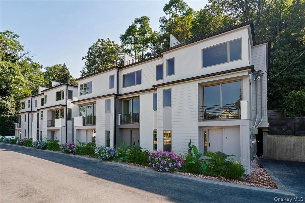 Exterior, Facade, Rowhouse