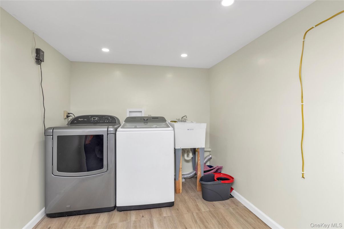 Interior, Recessed Lighting, Washer, Wood Texture Flooring