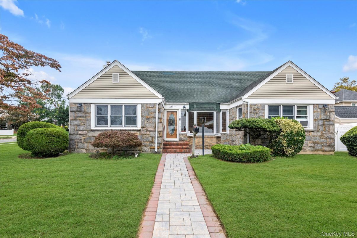 Exterior, Facade, Ranch