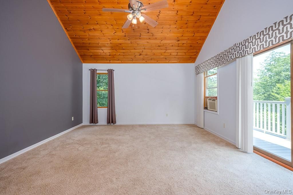 Empty room, Interior, Wooden Ceilings
